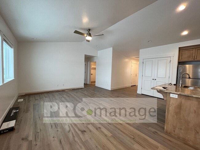 Building Photo - 3 Bed, 2 Bath Town Home w/ 2 Car Garage - ...
