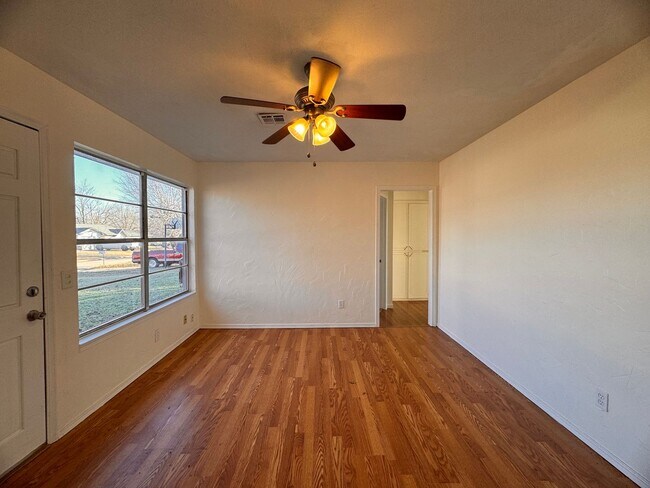 Building Photo - 4 Bed 1.5 Bath in Midwest City! Half off o...