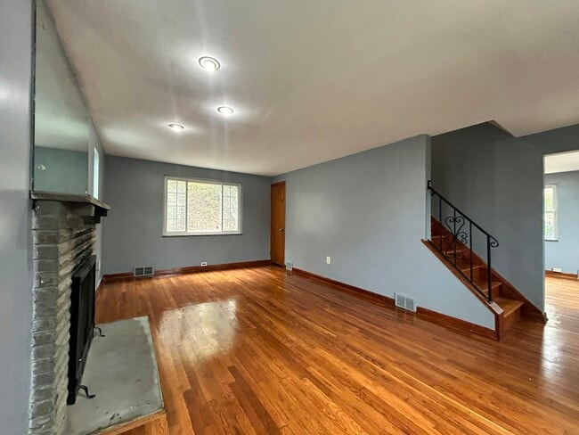 Building Photo - 1718 McNary Blvd