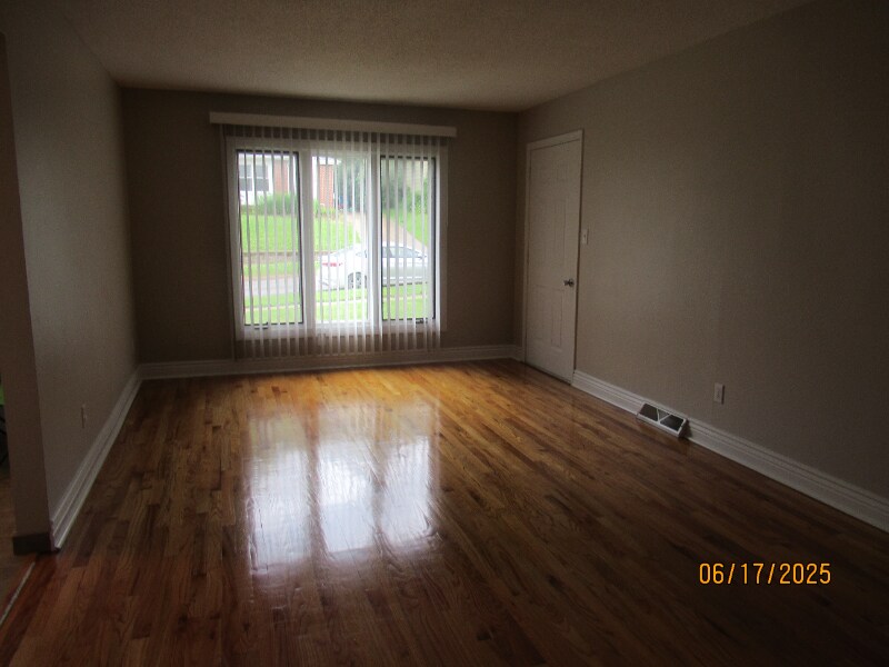 Primary Photo - 105 Loomis Ave