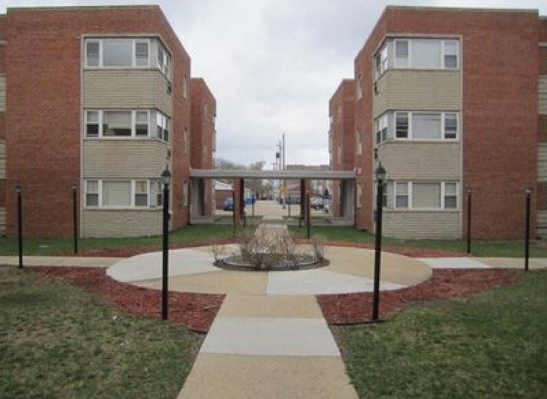 Primary Photo - 2409 W Balmoral Ave