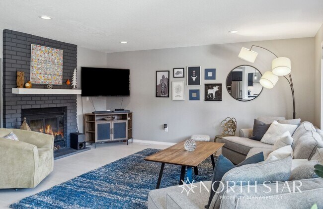 Foto del edificio - Beautifully Updated Contemporary Home in t...