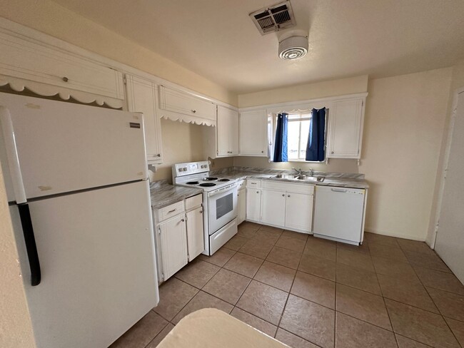 Building Photo - Updated 4 bedroom, 1 bath home in central ...