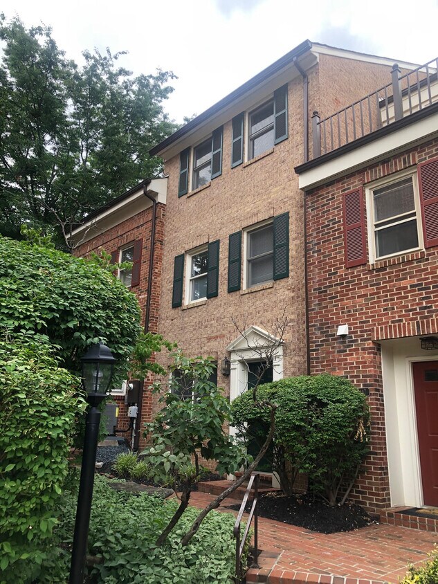 Exterior - 1149 N Taylor St