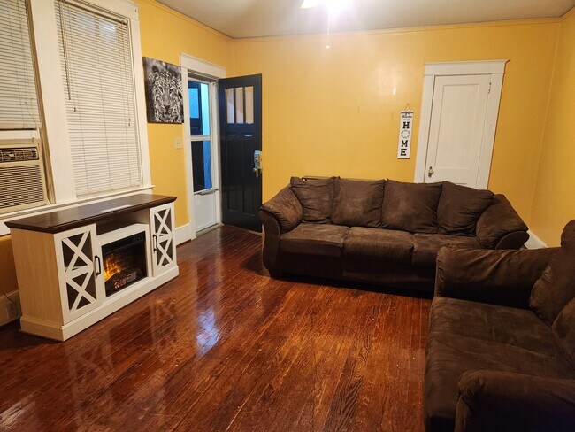 Sofá y sillón en la sala de estar - 1400 King Ave