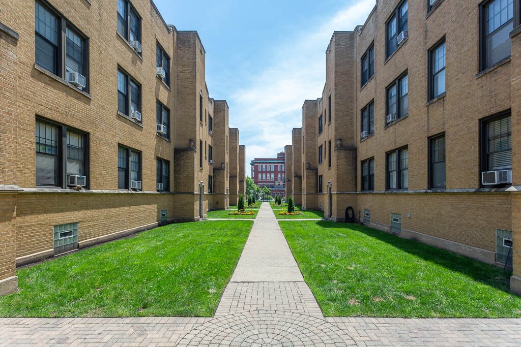 Primary Photo - 1623 W Belmont Ave