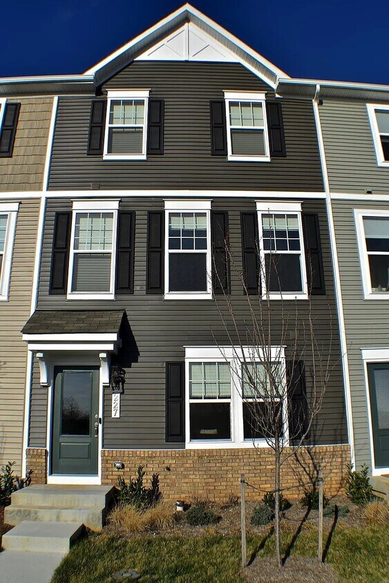 Primary Photo - 227 Presidents Pointe Ave