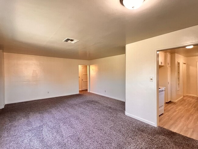 Building Photo - Central Bakersfield Home