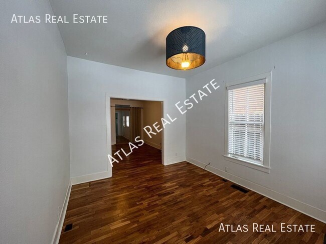 Building Photo - 2 bed, 1 bath - Must see! Beautiful, trend...