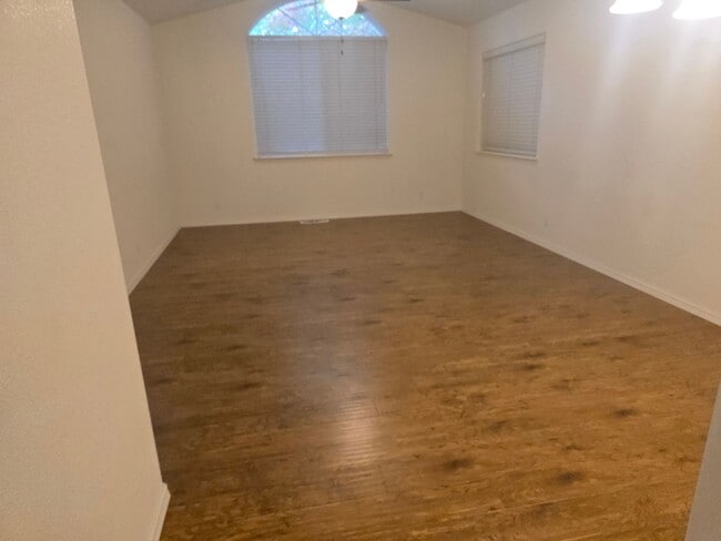 Building Photo - 3 bed 2 bath Home for Rent in Grants Pass