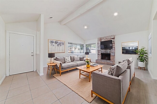 Foto del edificio - 5711 Longforest Dr