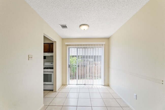 Building Photo - 1901 Prairie Knoll Ct