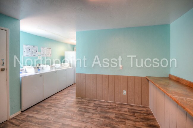 Foto del edificio - 2456 N Sycamore Blvd