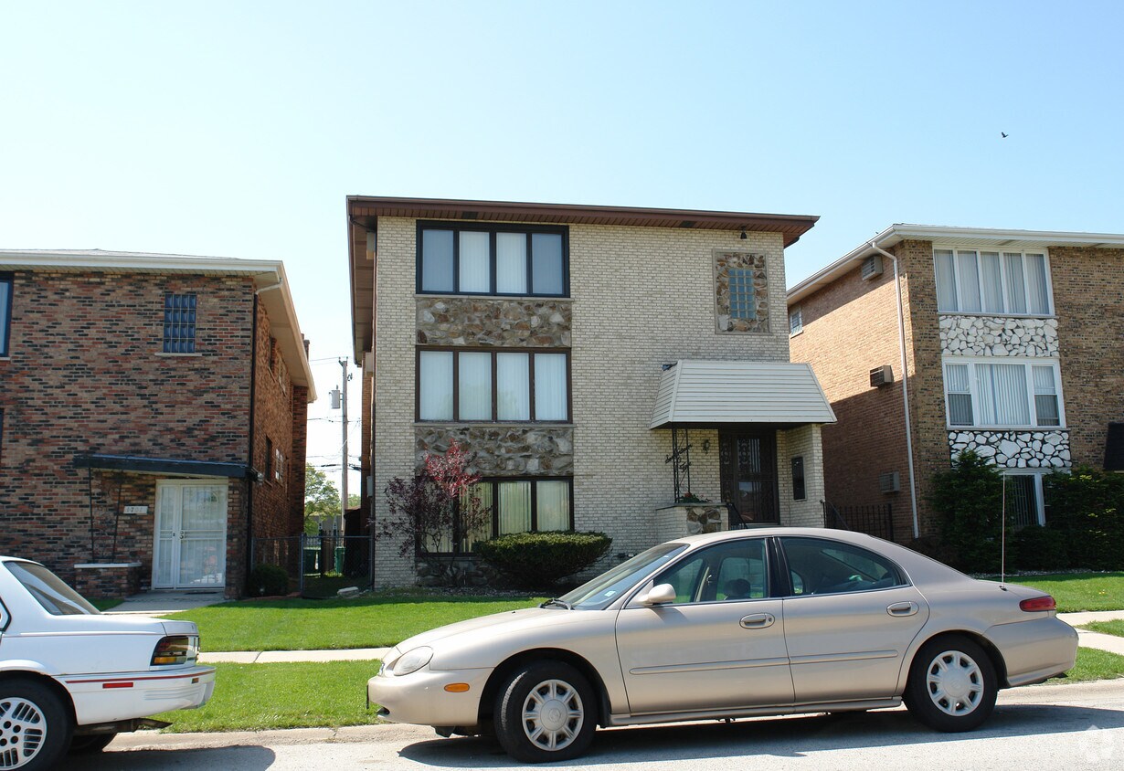 Building Photo - 1705 Memorial Dr