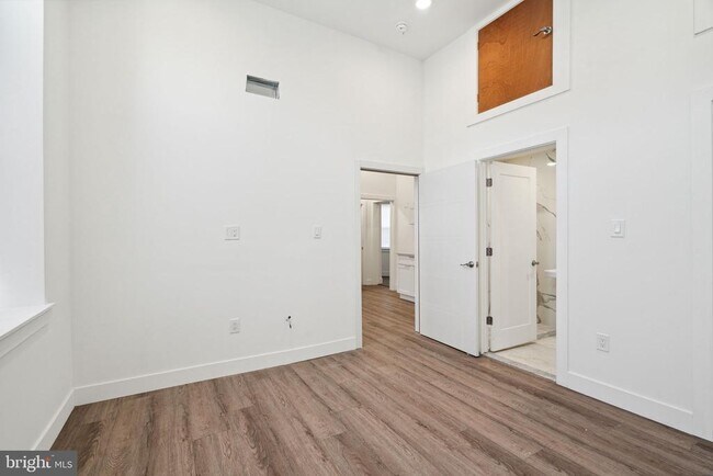 Building Photo - 5164 Ridge Ave