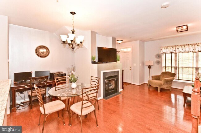 Foto del edificio - 12414 Rollys Ridge Ave