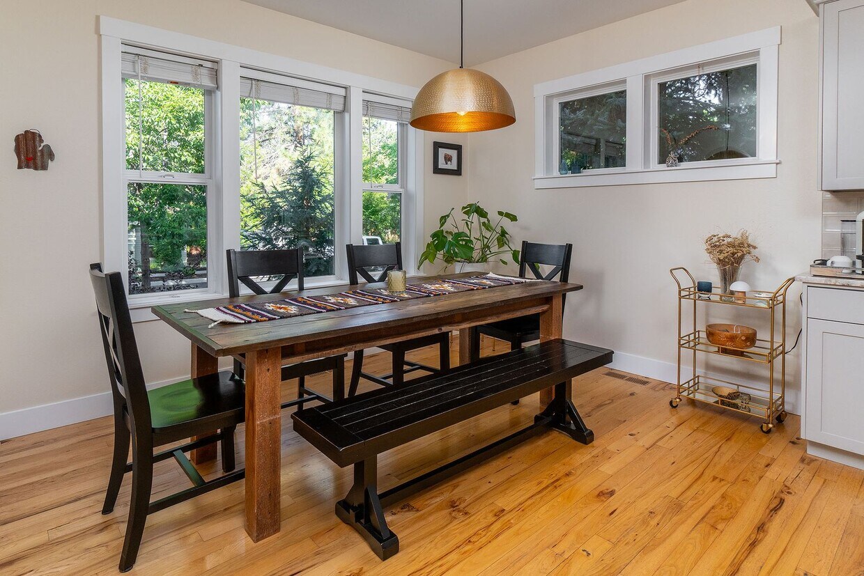 Primary Photo - Beautiful Craftsman Style Home in Northwes...