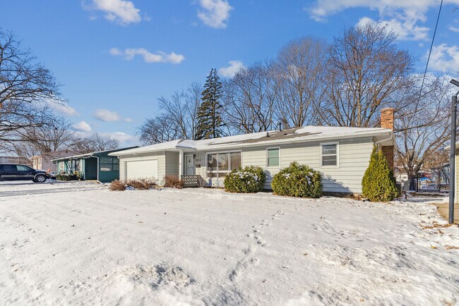 Building Photo - 3032 W 9th St