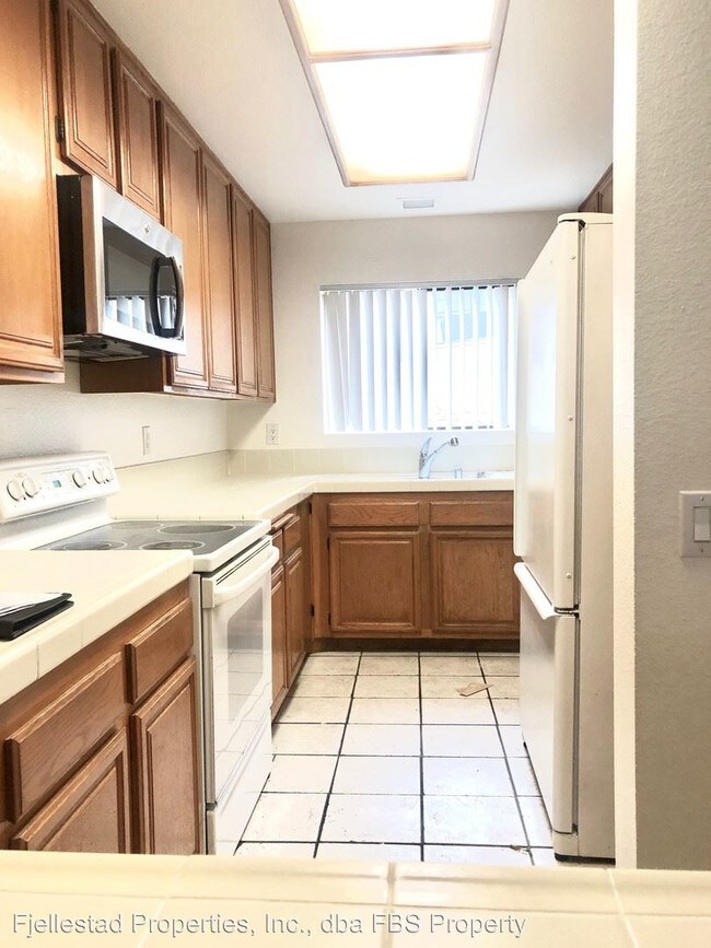 Foto del edificio - 5870 Mission Center Rd