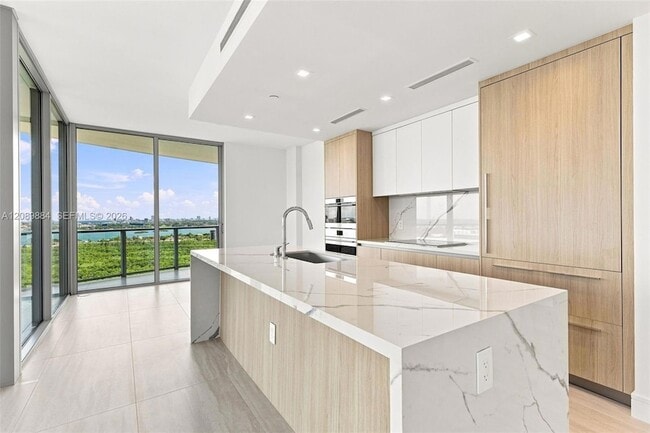 Building Photo - 2411 Laguna Cir