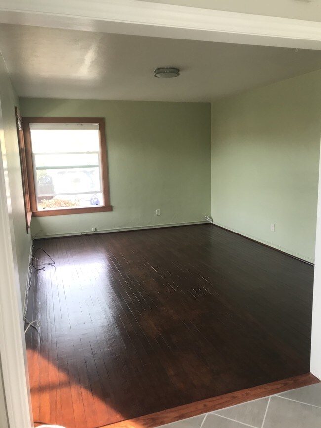 Building Photo - 1602 Kains Ave