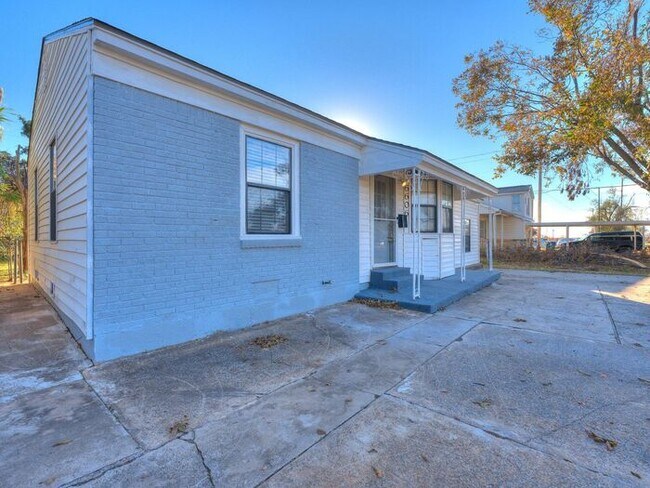 Foto del edificio - Half Off First Months Rent! ADORABLE 3 BED...