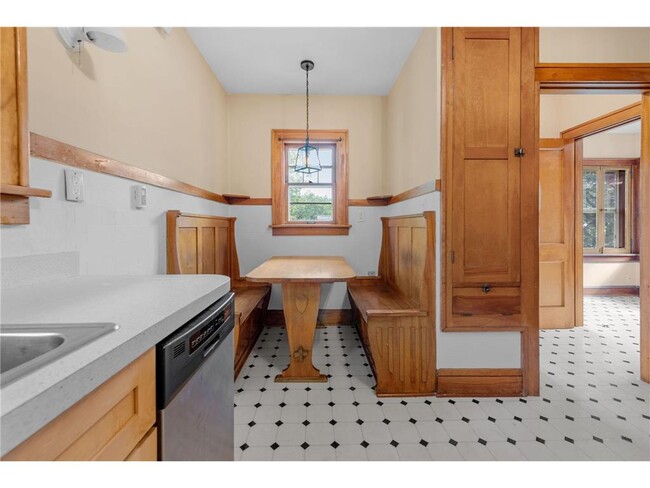 Building Photo - 220 W 40th St