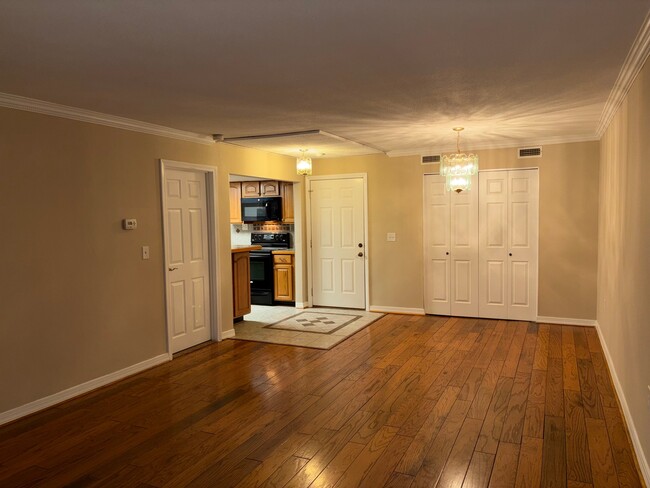 Building Photo - 14 Shadowbrook Ln