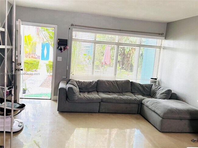 Foto del edificio - 9455 Bay Harbor Terrace