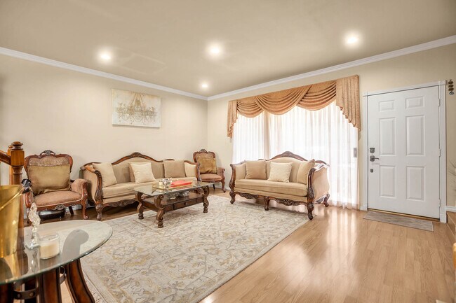 Foto del edificio - 6929 Hazeltine Ave
