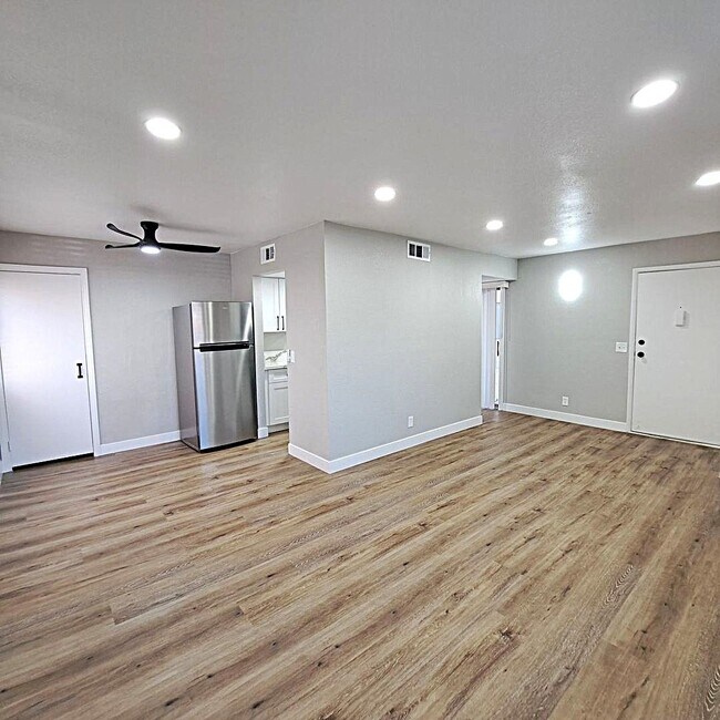 Foto del edificio - 2ND FLOOR CONDO IN SPRING VALLEY
