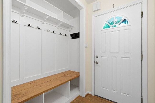 Building Photo - 3BD/2.5BA - Silver Spring Split Level - Move-In Ready