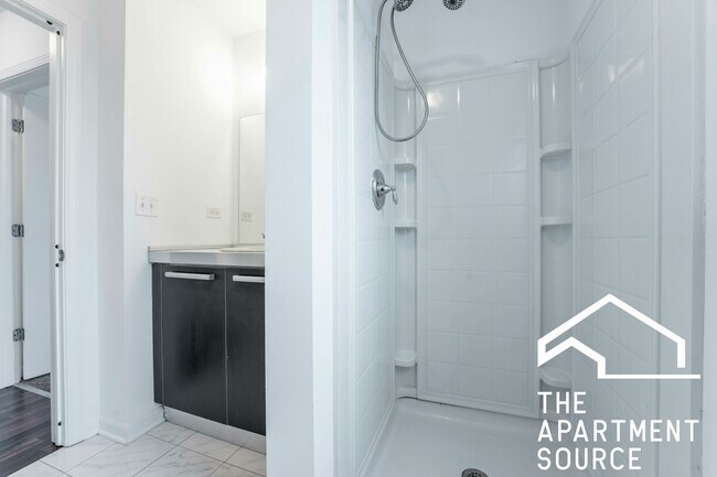 Foto del edificio - 1544 W Glenlake Ave