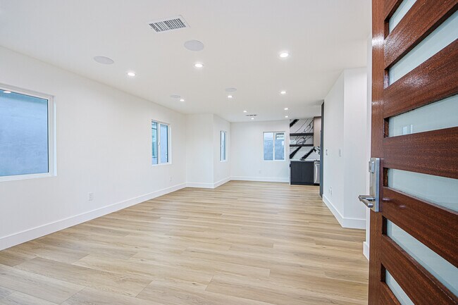 Foto del edificio - 4573 Triggs St