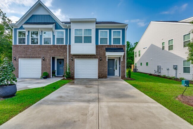 Foto del edificio - Modern 3-Bed, 2.5-Bath Townhome in Prime L...