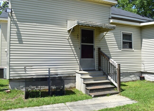 Building Photo - Newly Renovated 1 Bed/1 Bath Quadplex in C...