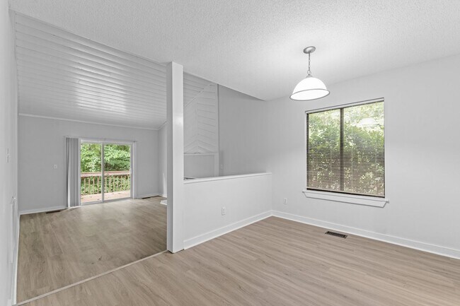 Foto del edificio - AVAILABLE NOW - Updated 2 Bedroom Duplex w...