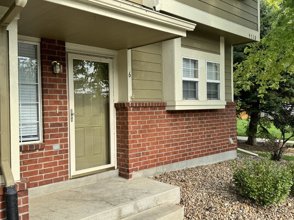 Beautiful End Unit Townhouse In Thornton! - Beautiful End Unit Townhouse In Thornton!
