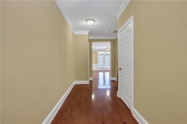 Building Photo - 3345 Regent Pl SW