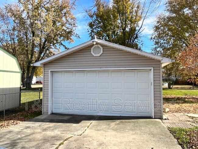 Building Photo - 2704 S Macedonia Ave