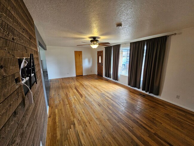 Building Photo - Cute 3 bedroom near Winstead Park!