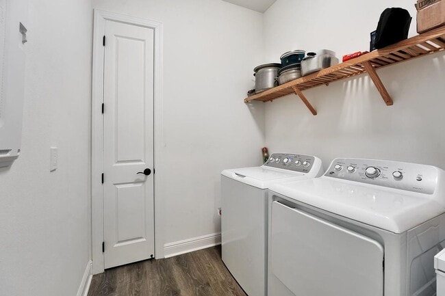 Building Photo - 5364 Siesta Key Ln