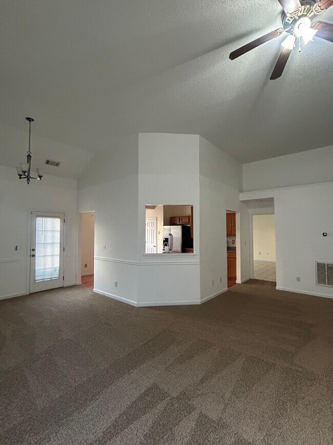 Sala familiar con ventana de paso - 65 Waters Edge Way
