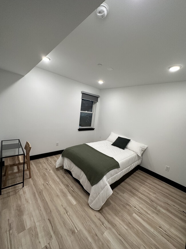 1A Deluxe Room - 1934 N 18th St