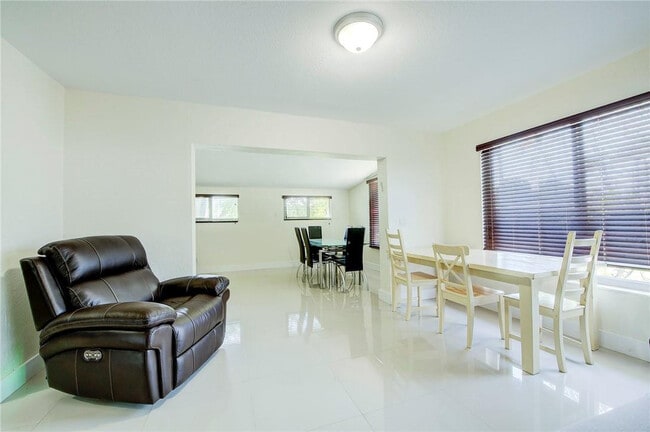 Foto del edificio - 3322 McKinley St