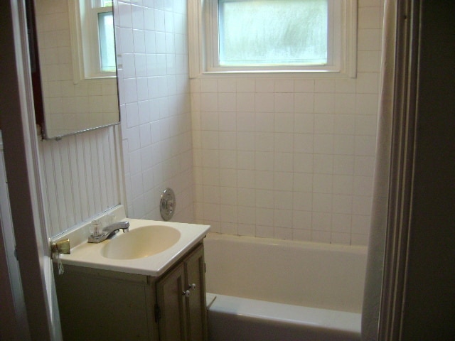 Bath W/ tub and shower - 211 W Eureka St