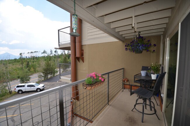 Foto del edificio - Updated Unit! Great Views! Year lease!