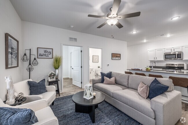 2 habitaciones, 2 baños - 1016 pies cuadrados - Sala de estar - Gated Villa Apartments at Kearney
