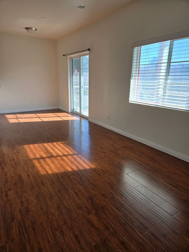 Foto del edificio - 3bd/2.5ba Condo w/ Attached Garage