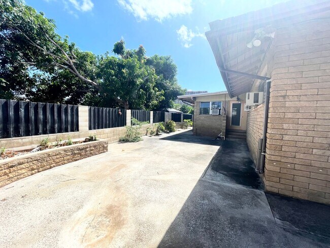 Building Photo - Spacious 3 Bedroom, 2 Bathroom Single Fami...